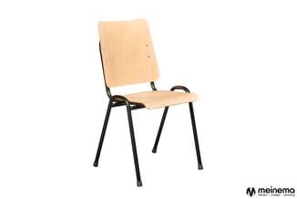 Houten stoel met naturel fineer zitting en rug, zwart metalen frame met voetsteunen, voor kantoor of conferentieruimte.