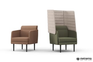 Twee fauteuils op zwarte poten: links bruine stof, rechts groene stof met beige akoestische achterpaneel.