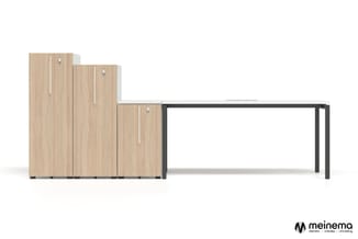 Modulaire kantoorkastserie in licht houtfineer met grijze metalen onderkast en tafel tegen witte achtergrond.