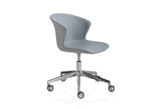 Grijze kantoorstoel met ergonomische kunststof zitting, chromen vijfpunts voet met wieltjes en gasveer.