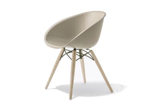Moderne stoel met beige kunstleren zitting, ronde uitsparing in de rugleuning, houten poten met metalen kruissteun.