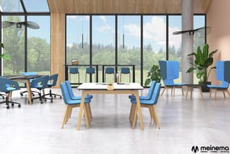 Modern kantoor met blauwe stoelen met houten poten, witte tafel, houten wanden, grote ramen met uitzicht op bos, betonnen kol