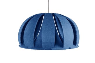 Blauwe hangende akoestische lamp met koepelvorm en verticale sleuven, gemaakt van viltmaterialaal.