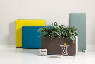 Mobiele akoestische schermen in geel, blauw, bruin en grijs met groene plant, witte tas, tafel en geel kopje op witte ondergr