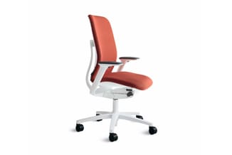 Rode ergonomische bureaustoel met witte frame en zwenkwielen, verstelbare armleuningen en gepolsterde zitting en rugleuning.