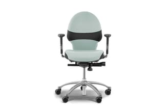 Ergonomische bureaulstoel met lichtblauw gestoffeerde rugleuning en zitting, zwarte accenten, verstelbare armleuningen, zilve