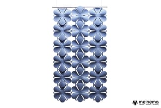 Blauwe akoestische wandpanelen in bloemvorm, gerangschikt in 3x7 raster, hangend aan rail.