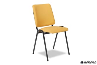 Gele kantoorstoel met zwart metalen frame, gestoffeerde zitting en rugleuning, staand tegen witte achtergrond.