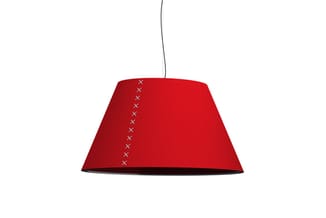 Rode hangende lamp met trapeziumvormige kap, zwart binnenwerk en decoratieve kruissteekdetails aan de voorkant.