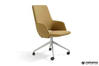 Gele bureaustoel met hoge rugleuning, gevoerde zitting, aluminium onderstel met wieltjes en draaifunctie.