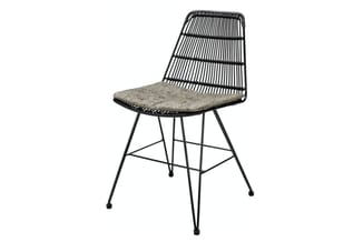Draaibare stoel met zwart metalen frame, grijze gestoffeerde zitting en opengewerkte rugleuning in rotan-look.