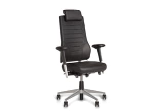 Zwarte ergonomische bureaustoel met hoofdsteun, verstelbare armleuningen en aluminium kruisvoet met wieltjes.