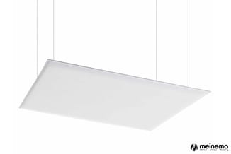 Hangend rechthoekig LED-paneel met witte diffuser en minimalistisch design tegen witte plafondachtergrond.
