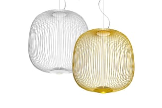 Twee hangende draad-pendel lampen: één in zilver, één in goud. Bolvormige design met verticale draadstructuur.