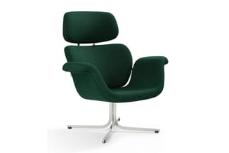 Groene fauteuil met hoge rugleuning en neckrest, gebogen armsteunen, op chromen draaivoetstuk met wieltjes.