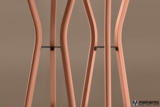 Zes verticale roze houten poten met zwarte dwarsbalk, frontal weergegeven tegen neutraal achtergrond. Meinema-logo rechtsonde