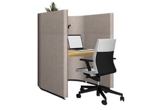 Akoestische belcel met beige stof, houten werkblad, grijze bureaustoel en laptop. Potplant bovenop.