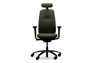 Ergonomische bureaustoel in olijfgroen met zwarte armsteunen, neckrest en wielen op zwart kruisvoet, frontaal gefotografeerd