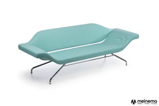 Turquoise moderne loungebank met gebogen rugsteun, chromen spreidpoten en minimalistisch design.