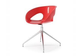 Rode draaistoel met ergonomische schaalzitting, aluminium spinnenpoten en zwenkvoet op wit oppervlak.