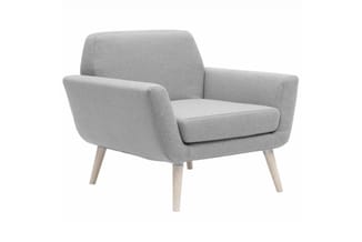Grijze fauteuil met gesloten armleuningen, licht gestoffeerde zitting en houten poten in natuurlijke kleur.