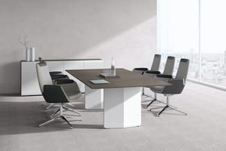 Moderne vergaderkamer met ovaal tafel in donker hout, wit onderstel, grijze draaistoelen met chroom, wit dressoir en grote ra