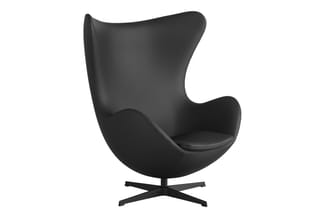 Zwarte draaibare fauteuil met ergonomische eiervorm, hoog rugkussen en vierpoot onderstel op witte achtergrond.