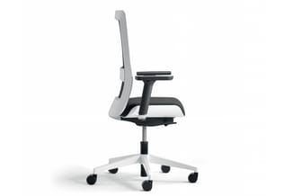 Ergonomische bureaust­oel met grijs netrug en zwart zitgedeelte, verstelbare armleuningen, wielbasis in wit, tegen witte acht