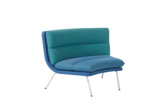 Moderne loungefauteuil met blauwtinten, geboeid zitgedeelte en rechtopstaande rug, metalen poten, op witte achtergrond.