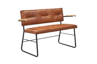 Bruine leren bank met rugleuning en houten armleuningen op zwart metalen frame.
