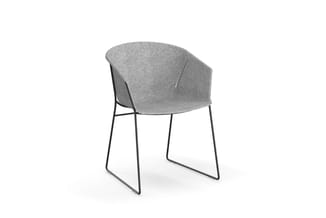 Grijze armloze stoel met geboeid zitschaal en zwart metalen sled-frame, vrijstaand tegen witte achtergrond.