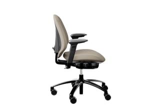 Grijze bureaustoel met ergonomische rugsteun, zwarte armsteunen en zwart onderstel met wielen, tegen witte achtergrond.