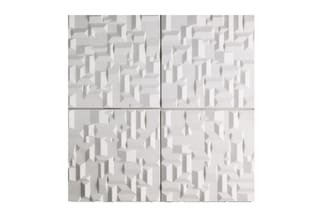Vier witte akoestische panelen met driedimensionaal reliëfpatroon, gerangschikt in een 2x2 grid tegen elkaar.