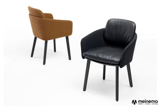 Twee stoelen met armleuningen: links bruine textielbekleding, rechts zwarte leren zitting met zwarte textielrug, beide op don