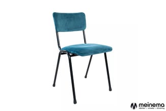 Blauwe stoel met fluweelachtige bekleding, zwart stalen frame en vier poten, frontaanzicht tegen witte achtergrond.