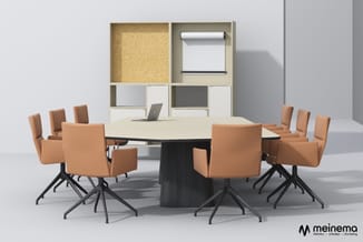 Vergadertafel met zwarte cilindervormige voet en crèmekleurig blad, omgeven door oranje gestoffeerde vergaderstoelen op zwart