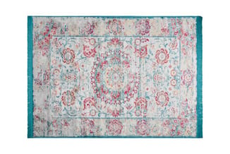 Vloerkleed met traditioneel bloemenpatroon in roze en blauw op crèmekleurige ondergrond, omzoomd met tegelgroen.