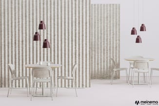 Moderne kantoorruimte met twee ronde tafels, witte stoelen, verticale gestreepte wandbekleding en drie bordeauxrode hanglamp