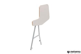 Moderne barkruk met beige/grijs gebogen zitting, aluminium frame en voetsteun tegen witte achtergrond.
