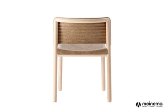 Houten stoel met naturelkleurig frame, beige stoffen zitting en bruine rug, tegen witte achtergrond.