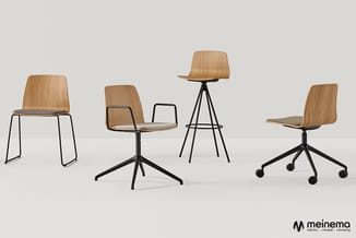 Vijf houten kantorstoelen met zwarte metalen onderstellen in verschillende uitvoeringen: vaste poten, draaivoet en wieltjes,