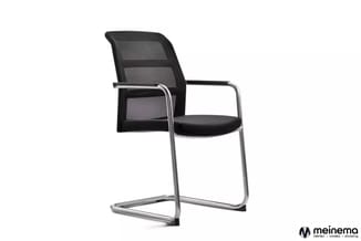 Bureaustoel met zwart mesh-ruggedeelte en zwart zittingskussen, zilveren metalen frame met sledeonderstel.