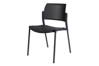 Zwarte stoel met geperforeerd rugleuning, zitting en metalen frame, geïsoleerd op witte achtergrond.