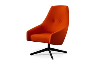 Oranje draaibare fauteuil met hoge rug, armleuningen en zwart vierpotig onderstel.