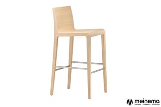 Houten barstoel met gebogen rugleuning, metalen voetsteun en lichte houtkleur op witte achtergrond.
