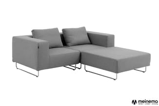 Grijze modulaire hoekbank met chaise longue, metalen poten en kussens, tegen witte achtergrond.