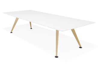 Witte vergadertafel met houten poten en zwarte voetjes, rechthoekige tafelblad, schuine perspectief weergave.