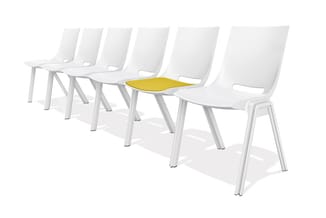 Zes witte kantoorstoelen op een rij, de vijfde stoel heeft een geel zitgedeelte.