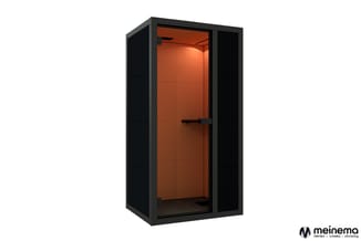 Zwarte belcel met roodbruine wanden, geöpende deur en ingebouwde verlichting.