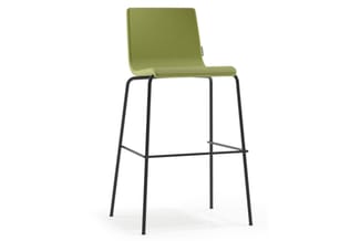 Barkruk met groen gestoffeerde zitting en rugleuning, zwart stalen frame met voetsteun.